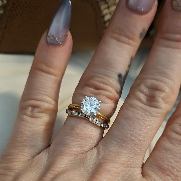 Diamond Solitaire Wedding Engagement Ring - Picture 3 of 6